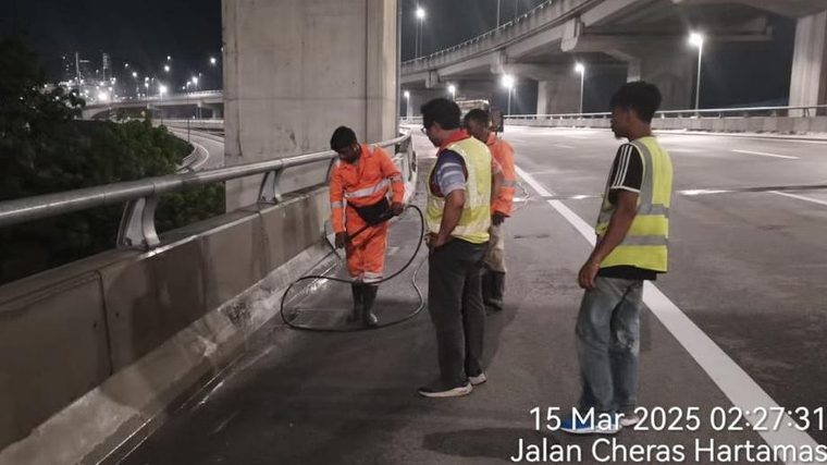 SUKE elevated expressway routine maintenance and sweeping